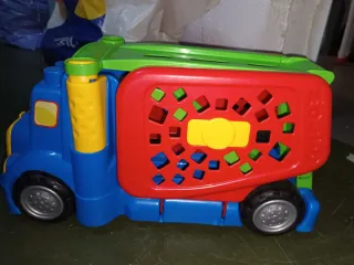 Camión de juguete azul con rampa