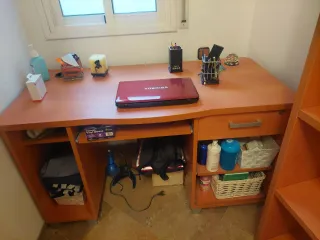Escritorio de madera funcional