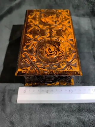 Caja cuero repujado El Quijote y Sancho Panza