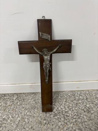 Crucifijo de madera con figura de Cristo