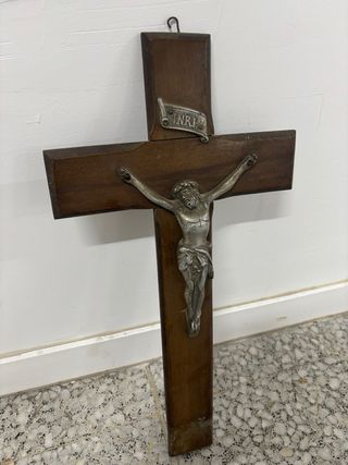 Crucifijo de madera con figura de Cristo