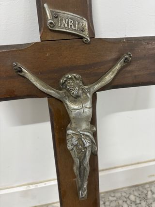 Crucifijo de madera con figura de Cristo