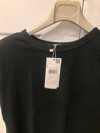 Camiseta Mango Negra Talla S con hombreras