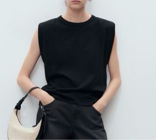 Camiseta Mango Negra Talla S con hombreras