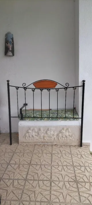 Cabecero de cama de metal y madera