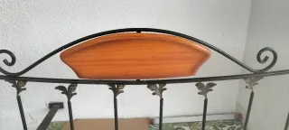 Cabecero de cama de metal y madera