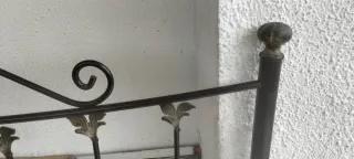 Cabecero de cama de metal y madera