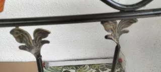 Cabecero de cama de metal y madera