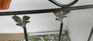 Cabecero de cama de metal y madera