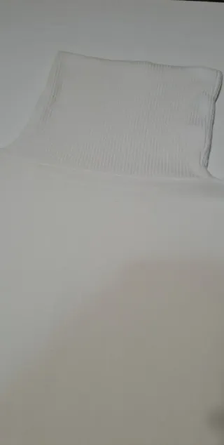 Maglia bianca collo alto e maniche larghe M