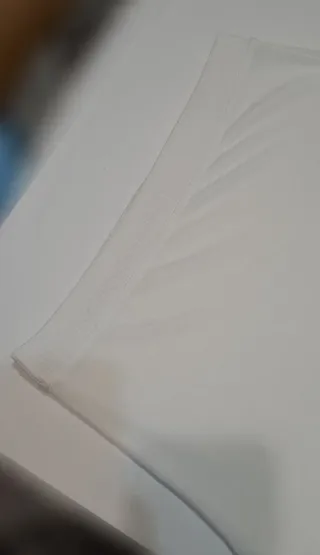 Maglia bianca collo alto e maniche larghe M