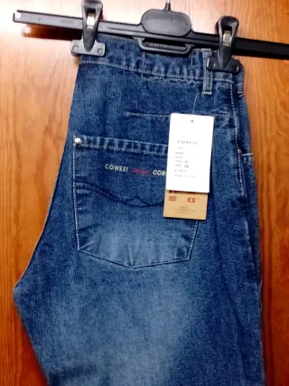 Pantalón vaquero hombre desgastado botones