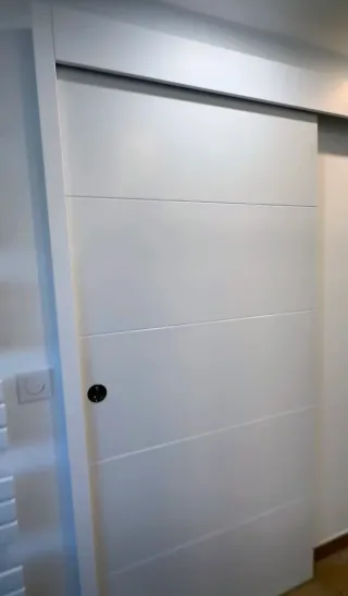 Puerta corredera blanca moderna