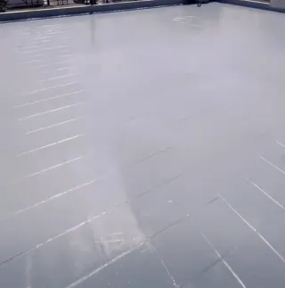 Puerta corredera blanca moderna