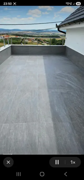 Puerta corredera blanca moderna