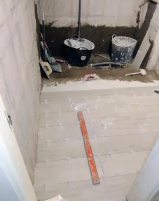 Puerta corredera blanca moderna