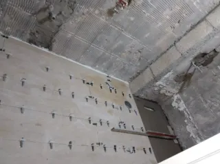 Puerta corredera blanca moderna