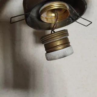 Aplique de pared antiguo de bronce con llave