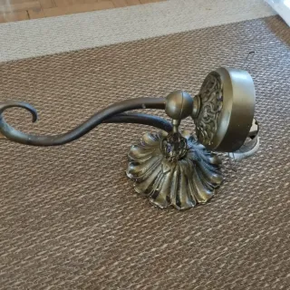 Aplique de pared antiguo de bronce con llave