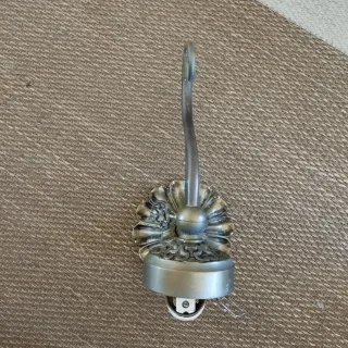 Aplique de pared antiguo de bronce con llave