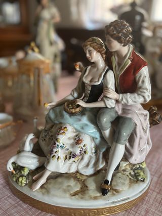 Preciosa figura de porcelana pareja cisnes