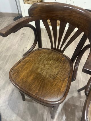 4 Sillas de Madera Marrones. Las 4 juntas