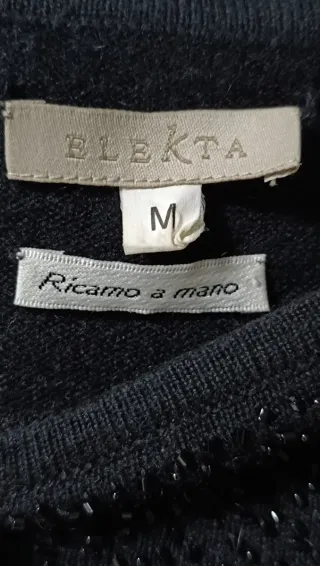 Maglia nera con ricamo a mano