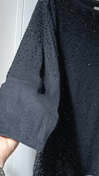 Maglia nera con ricamo a mano