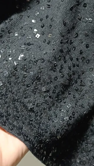 Maglia nera con ricamo a mano