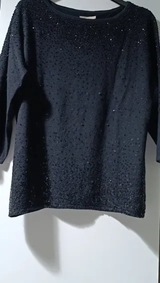 Maglia nera con ricamo a mano