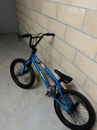 BMX azul casi sin uso.
