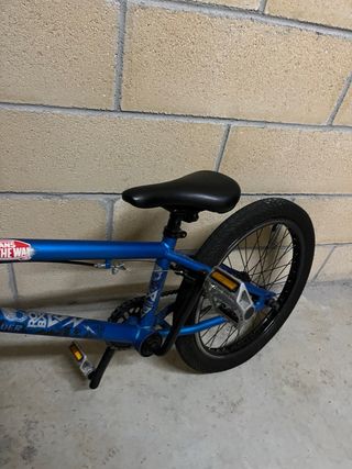 BMX azul casi sin uso.