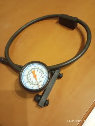 Manómetro para mirar presión de rueda coche