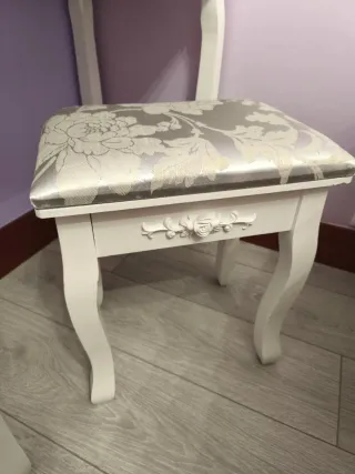 Tocador blanco con espejo y taburete