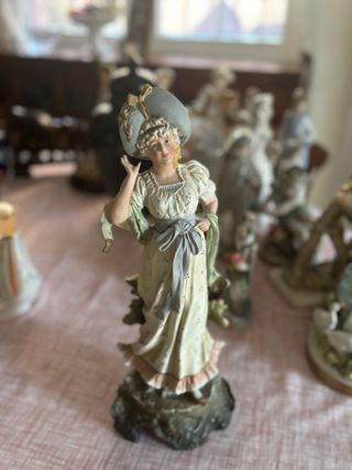 Preciosa figura de porcelana