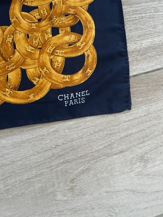 Foulard Chanel con catene dorate