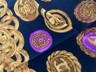 Foulard Chanel con catene dorate