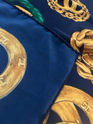 Foulard Chanel con catene dorate