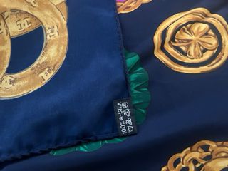 Foulard Chanel con catene dorate