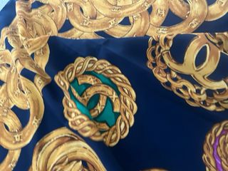Foulard Chanel con catene dorate