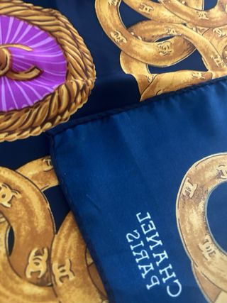 Foulard Chanel con catene dorate