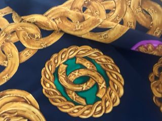 Foulard Chanel con catene dorate