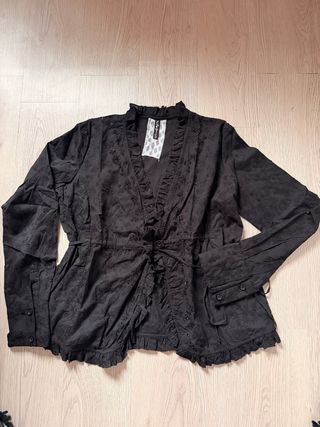 Blusa negra manga larga con volantes