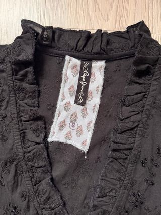 Blusa negra manga larga con volantes