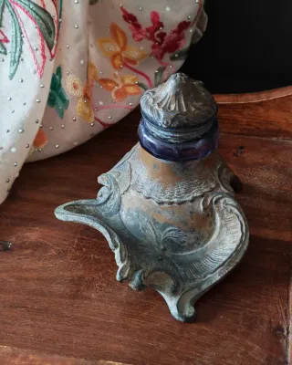 Tintero antiguo de metal