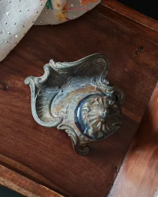 Tintero antiguo de metal