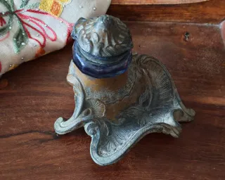 Tintero antiguo de metal