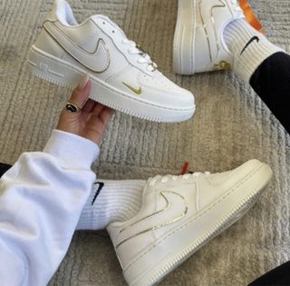 Zapatillas Nike Air Force 1 Doradas Blancas