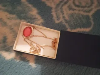 Colgante dorado con piedra rosa