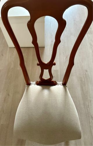 Sillas de madera tapizadas beige y marrón